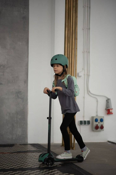 Zestaw: Scoot and Ride Kask dla dzieci 3+ rozm. S-M, kolor: Forest + ochraniacze rozm. S, kolor: Ash