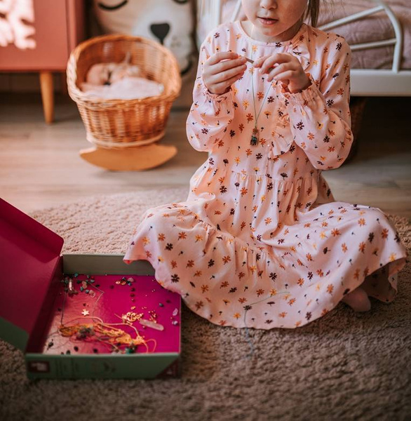 Zestaw kreatywny do tworzenia biżuterii z kamieniami przynoszącymi szczęście 8+, Janod